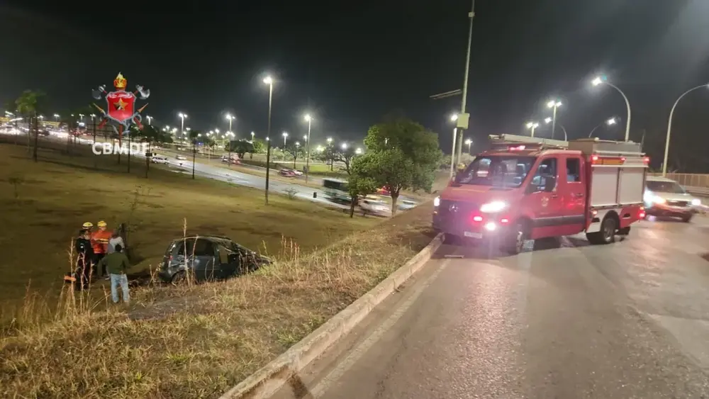 Carro capota na EPIA Sul e condutor é socorrido pelo Samu