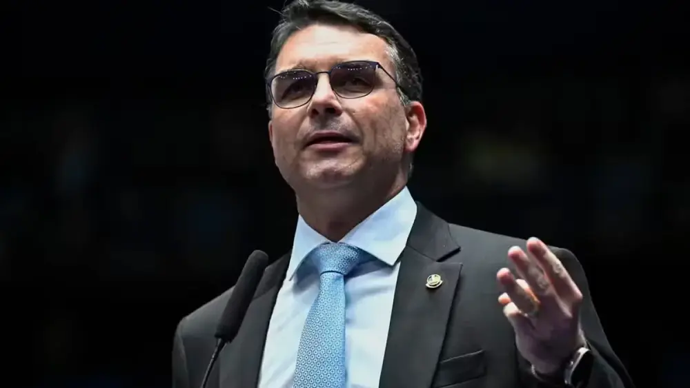 Flávio Bolsonaro fala em 'guerra psicológica' na campanha