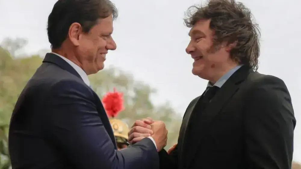 Milei ataca Lula, mas evita coro por prisão