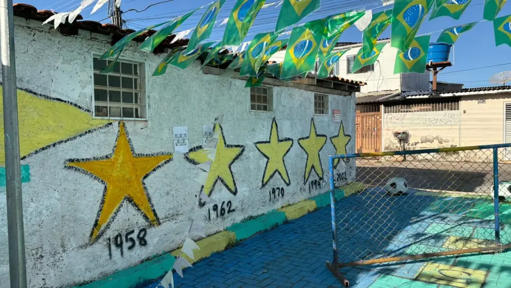Moradores do Cruzeiro transformam beco em torcida para a Copa