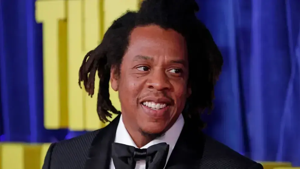Rihanna sobe ao palco com Jay-Z e brinca: ‘Estou enferrujada’