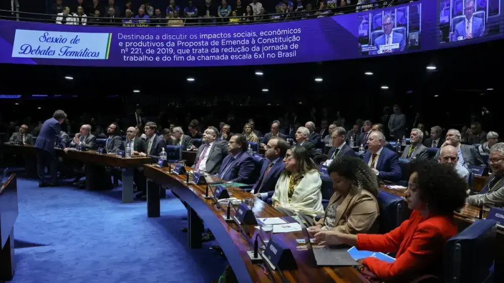 Senado aprova pena mais dura para crimes contra professores e médicos