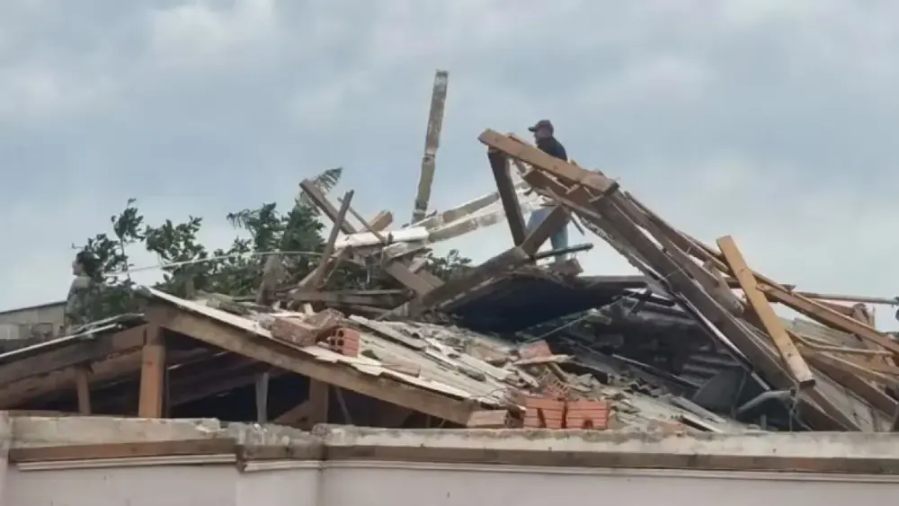 Temporal causa estragos e leva 3 cidades de SC a emergência