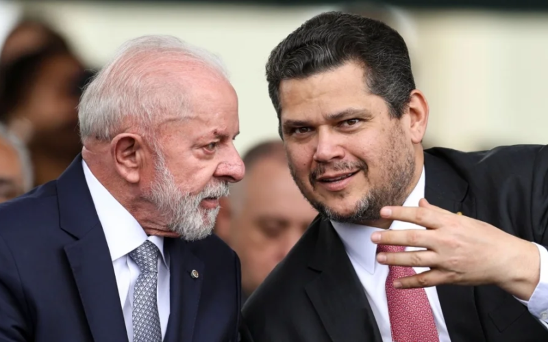 Alcolumbre busca Lula para reconstruir relação após derrota