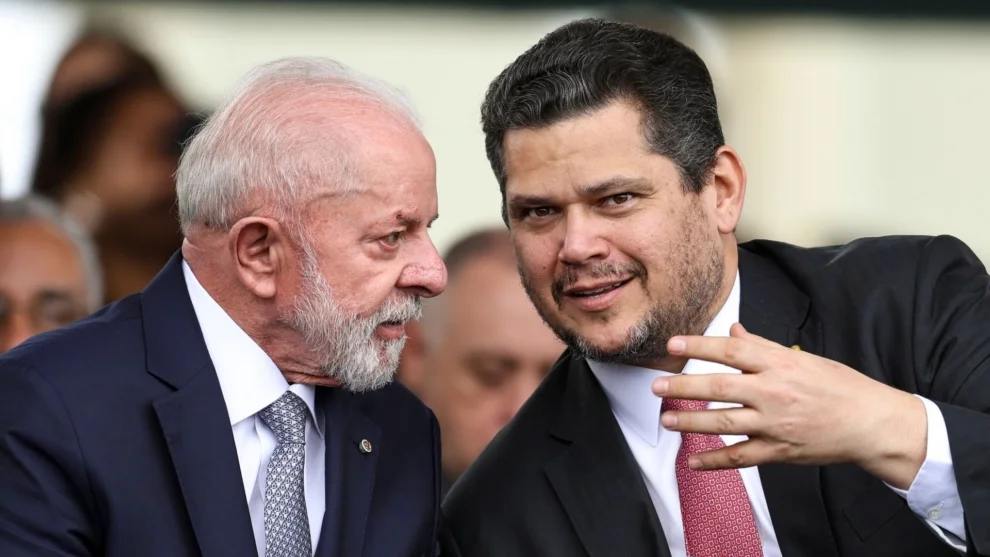 Alcolumbre busca Lula para reconstruir relação após derrota