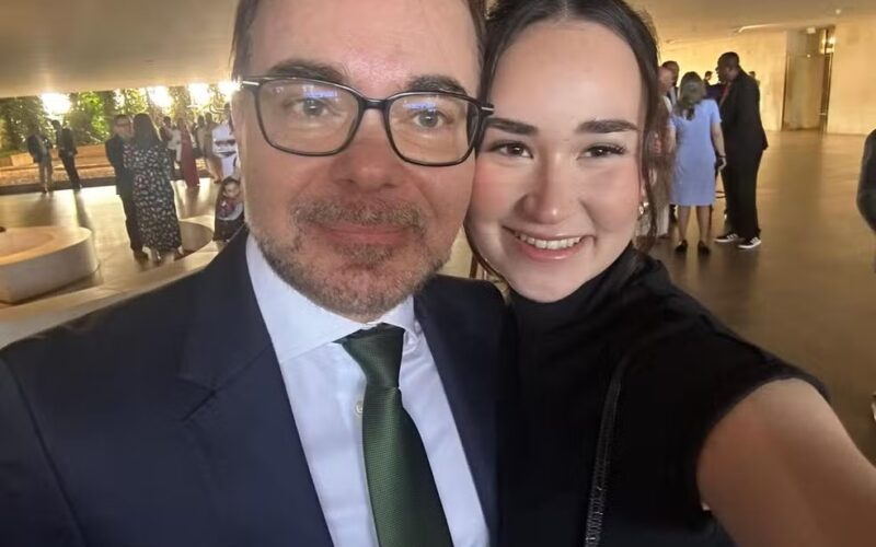Diplomata chora a morte da filha, atropelada no Rio: 'Era um anjo