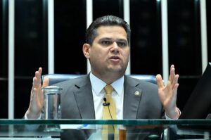 Empresários pedem adiamento da PEC 6x1, mas Alcolumbre evita compromisso