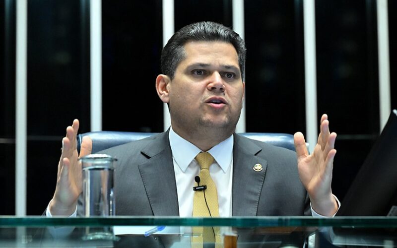 Empresários pedem adiamento da PEC 6x1, mas Alcolumbre evita compromisso