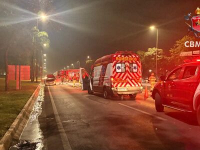 Fiat Punto pega fogo e interdita Eixão Sul no DF