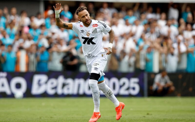 Neymar marca, Santos vence Bragantino e deixa o Z4