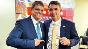 Tarcísio critica Flávio Bolsonaro sobre caso Master