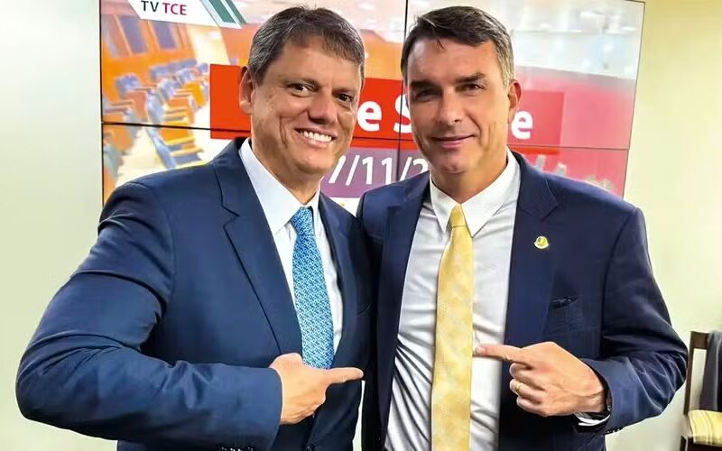 Tarcísio critica Flávio Bolsonaro sobre caso Master