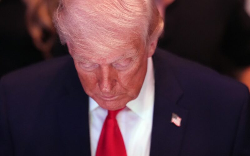 Trump provoca Irã com foto de navios afundados