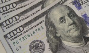 Dólar cai com alta do petróleo, apesar de risco geopolítico