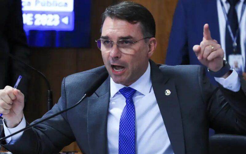 Flávio Bolsonaro vê perseguição estatal em ação policial em SP