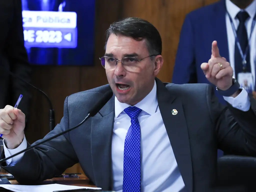 Flávio Bolsonaro vê perseguição estatal em ação policial em SP