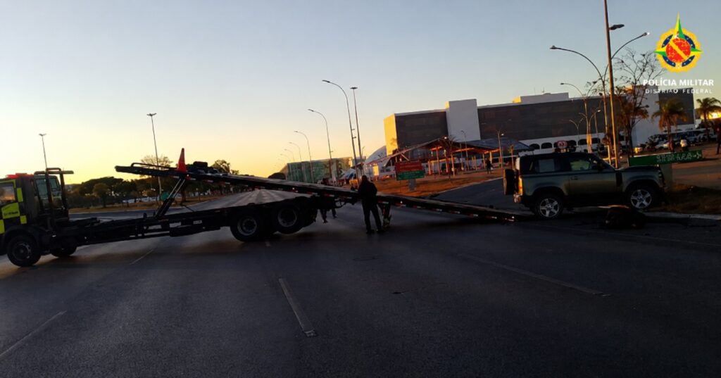 Mulher embriagada bate Land Rover e derruba poste no centro de Brasília