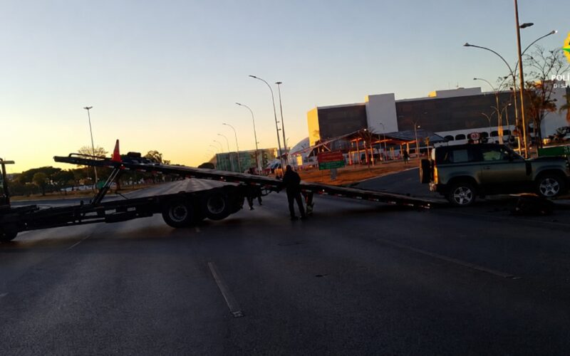 Mulher embriagada bate Land Rover e derruba poste no centro de Brasília