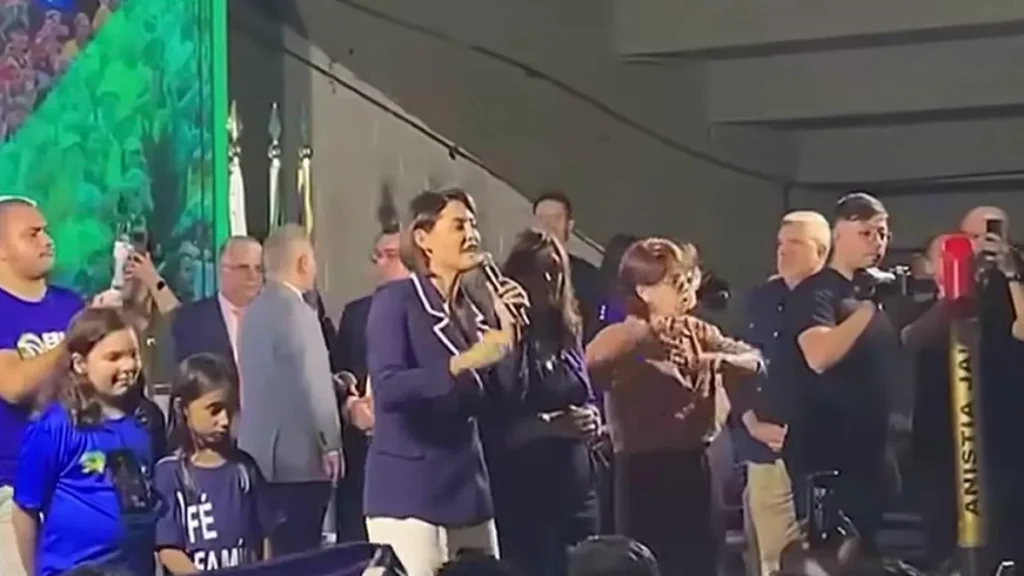 Michelle Bolsonaro defende Bia Kicis, mas ignora própria candidatura