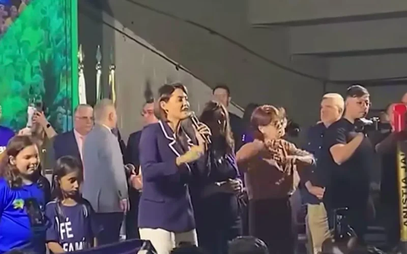 Michelle Bolsonaro defende Bia Kicis, mas ignora própria candidatura