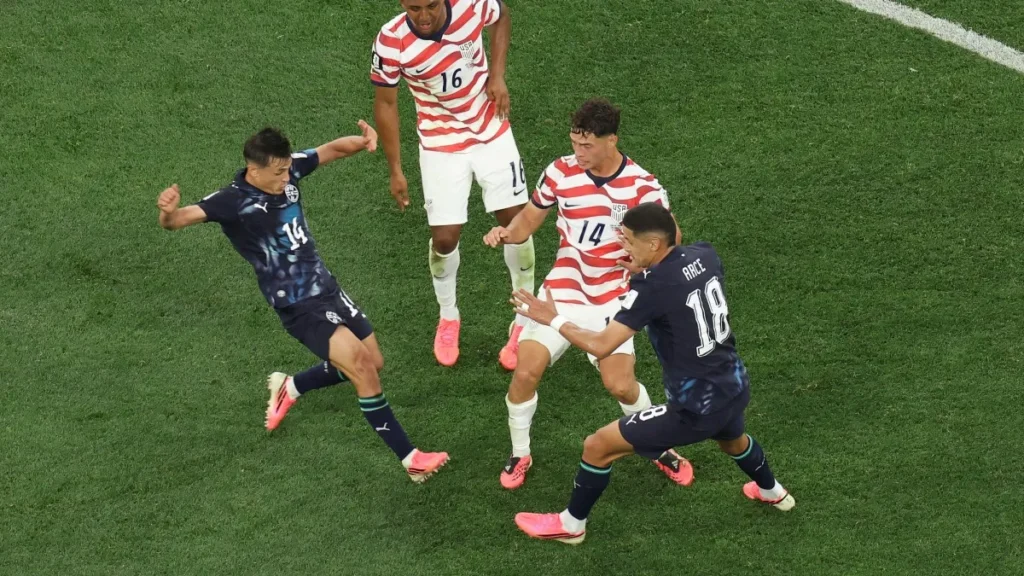 EUA atropela Paraguai por 4 a 1 na estreia da Copa